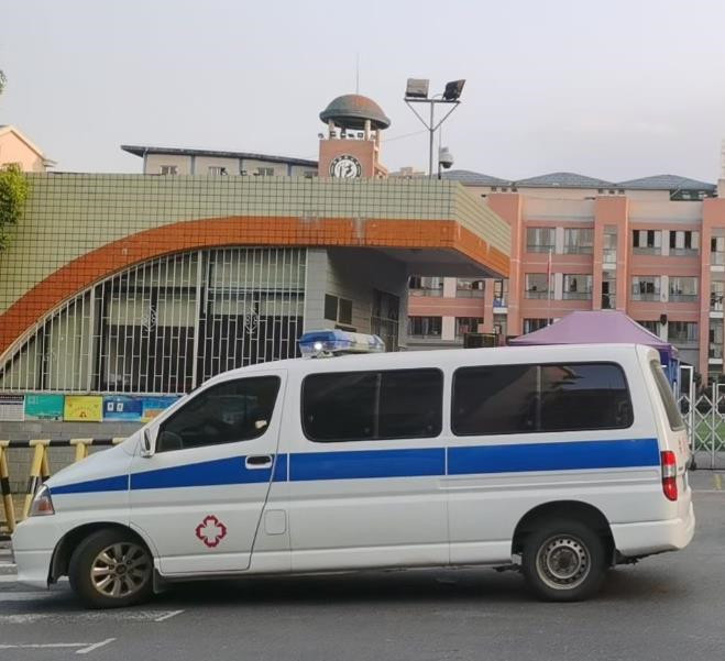 平南救护车出租护送骨折病人一公里多少钱